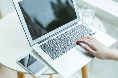 咖啡館使用電腦特寫圖片素材 免費下載與高清應用指南